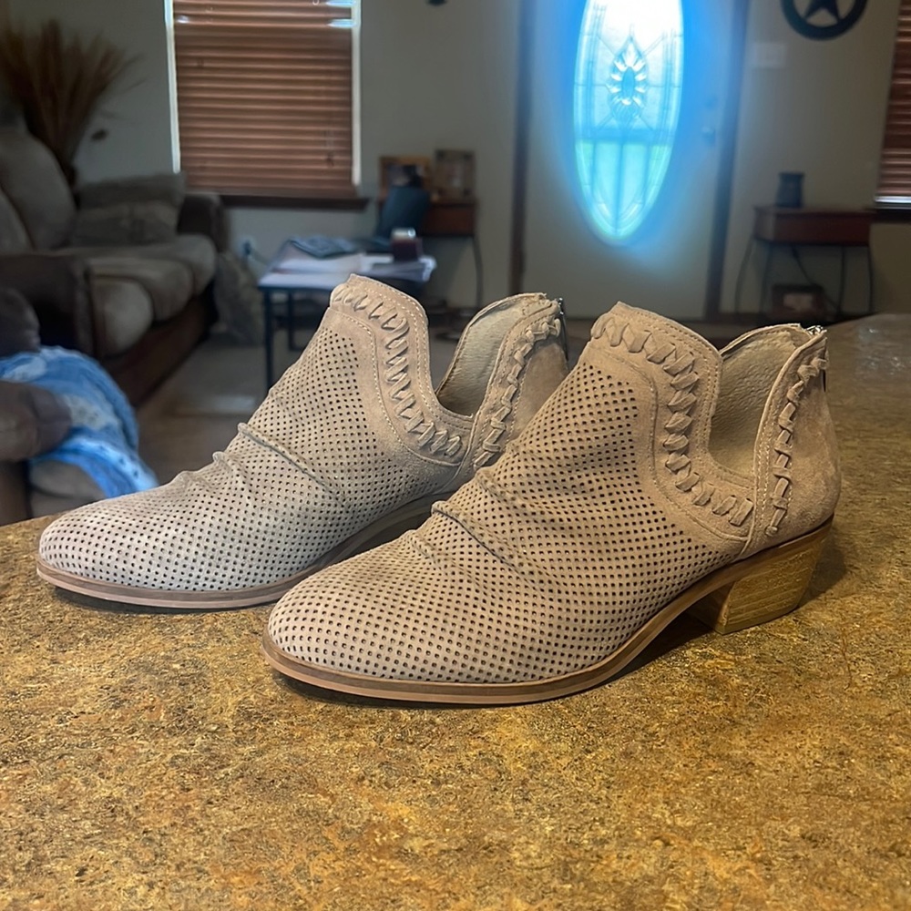 Vince Camuto Womens Palmina perforated suede ankle booties - Size 8